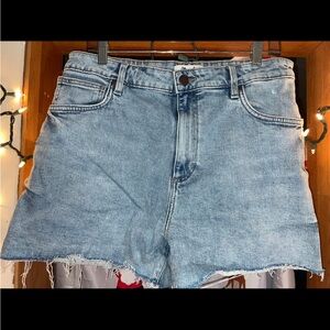 Womens new wrangler high rise size 32 shorts